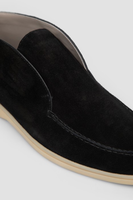 Товар черного цвета с внутренней стороны