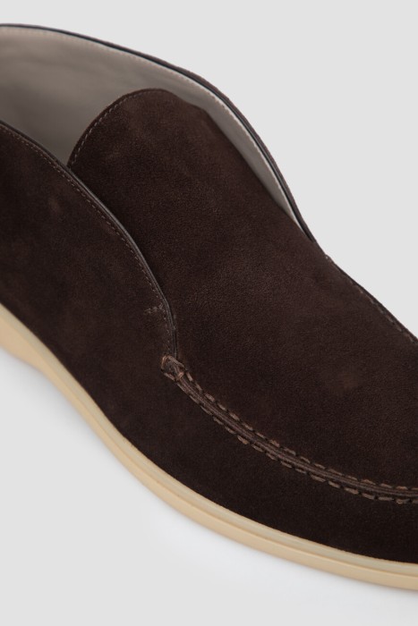 Товар коричневого цвета с внутренней стороны