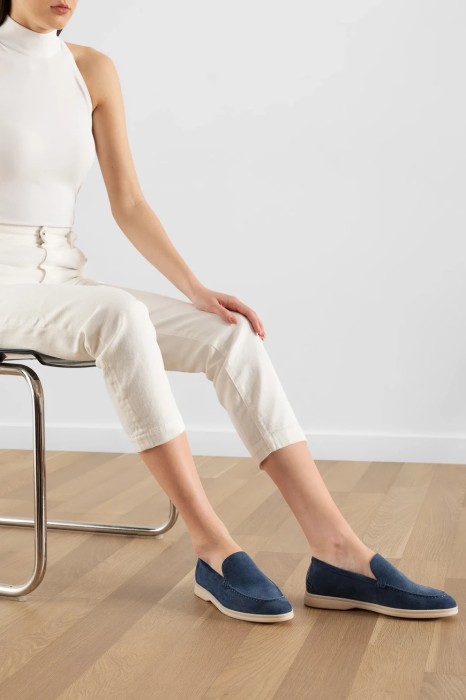 лоферы  по цене 41000 руб вид справа