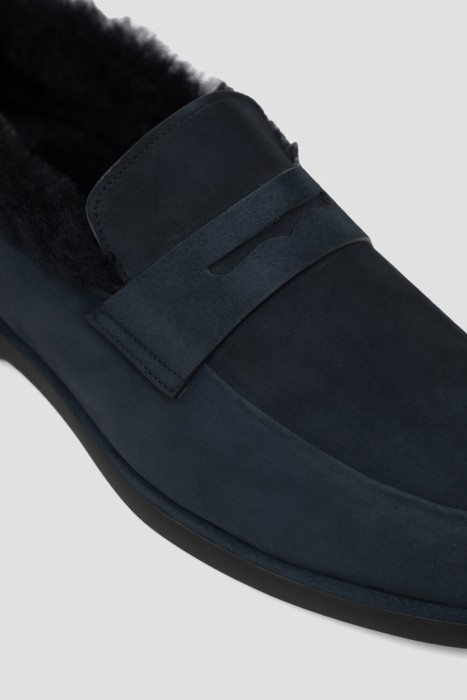 Товар синего цвета с внутренней стороны