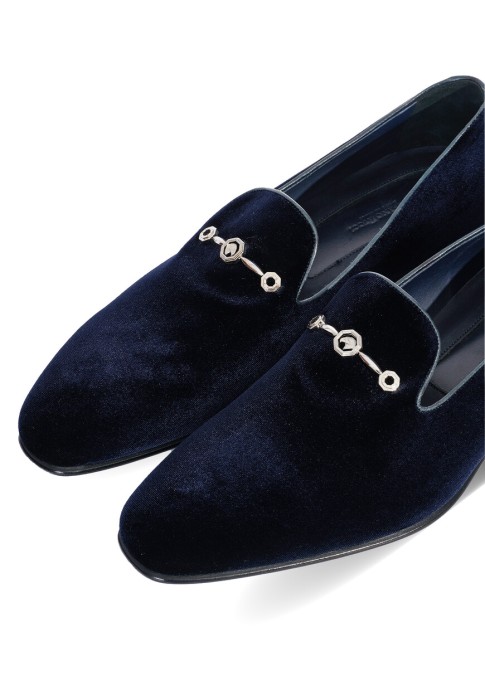 Товар черного цвета с внутренней стороны