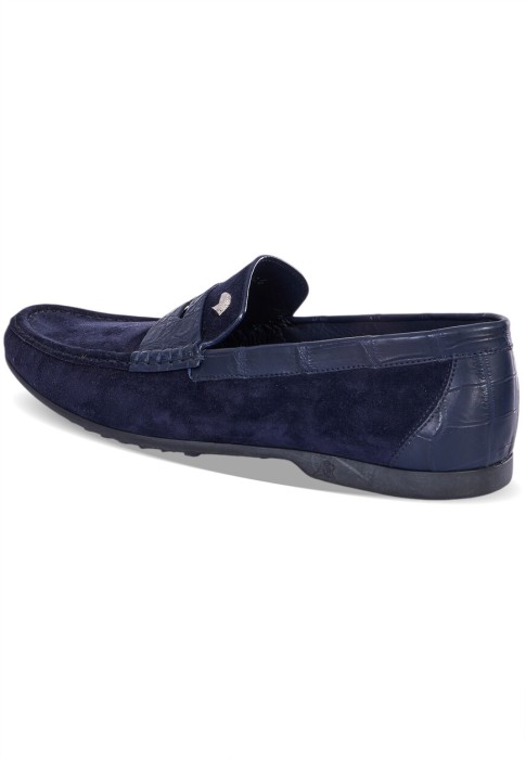 Товар черного цвета с внутренней стороны