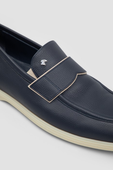 Товар синего цвета с внутренней стороны