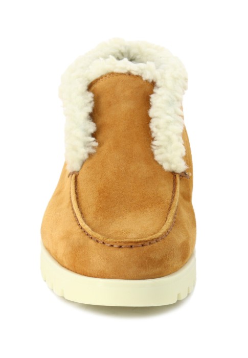 Товар коричневого цвета с внутренней стороны