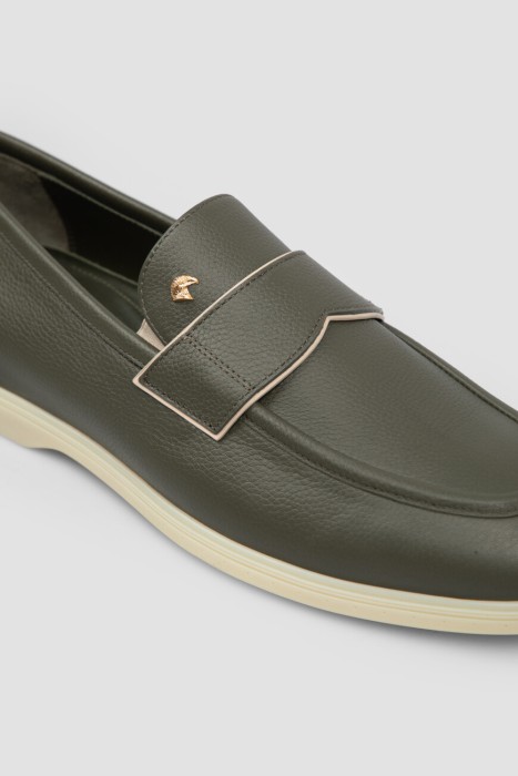 Товар зеленого цвета с внутренней стороны