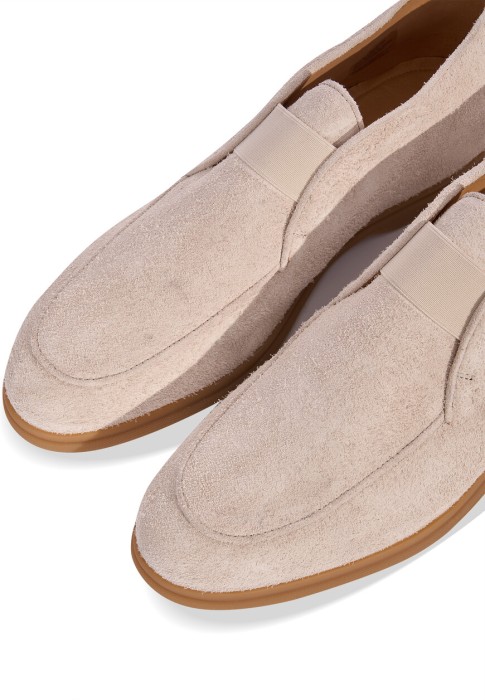 Товар бежевого цвета с внутренней стороны