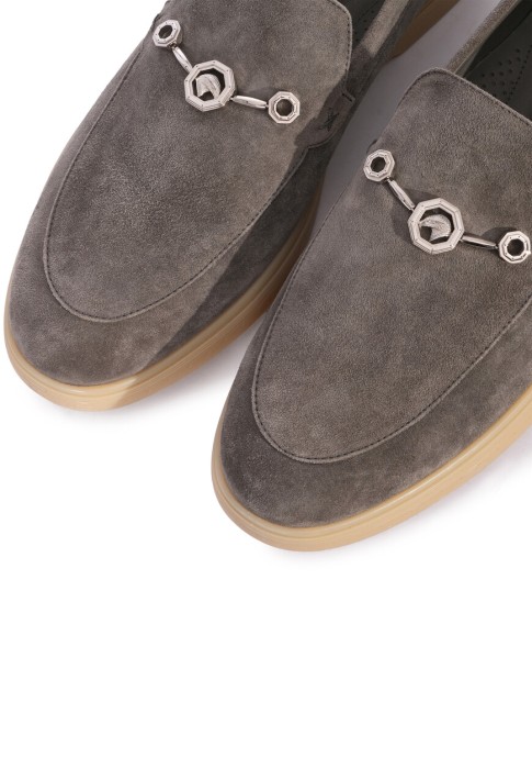 Товар серого цвета с внутренней стороны