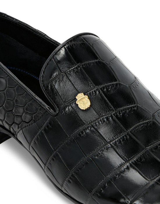 Товар черного цвета с внутренней стороны