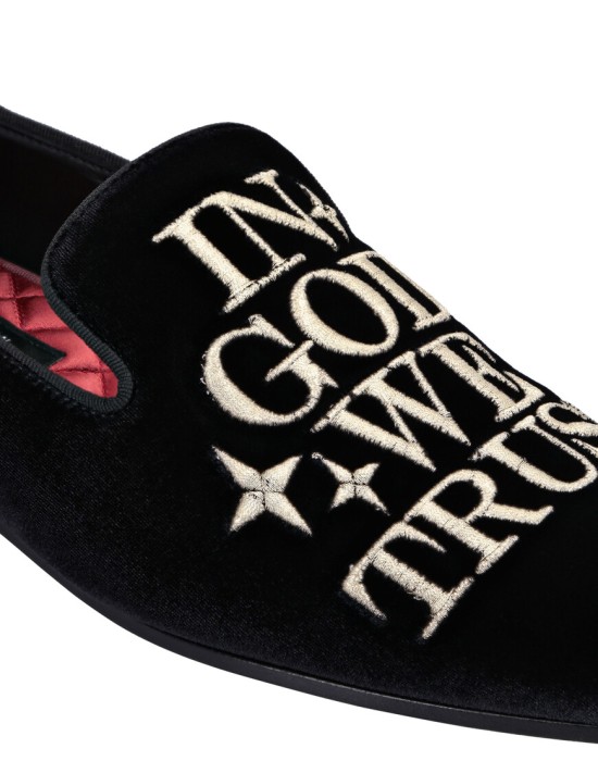 Товар черного цвета с внутренней стороны