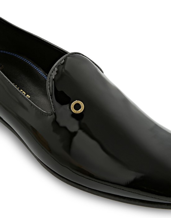 Товар черного цвета с внутренней стороны