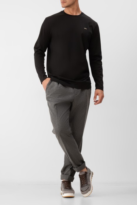 Товар черного цвета с внутренней стороны