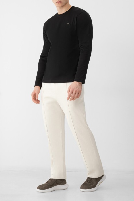 Товар черного цвета с внутренней стороны