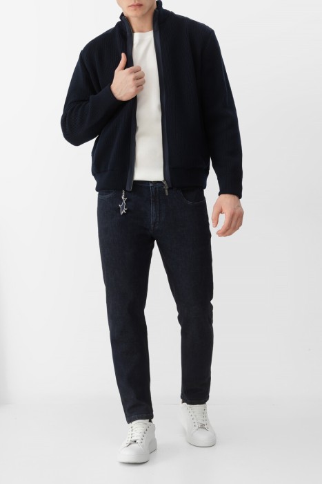 Товар белого цвета с внутренней стороны