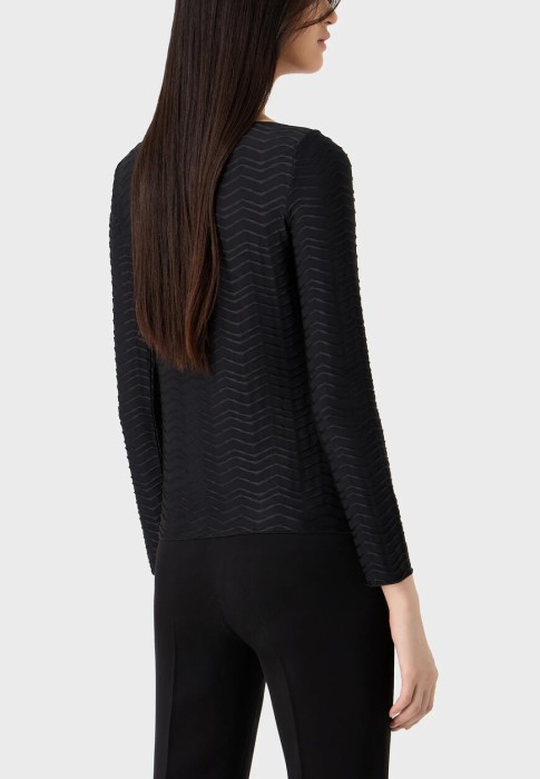 Товар черного цвета с внутренней стороны