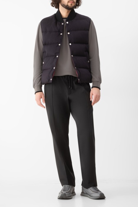 Товар серого цвета с внутренней стороны