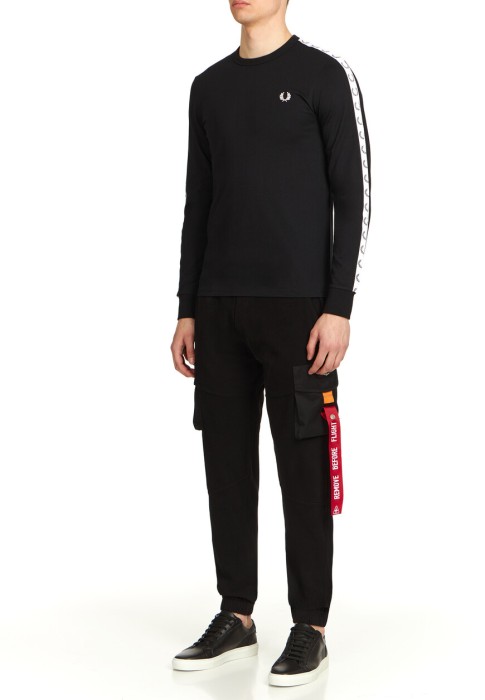 лонгслив  от бренда fred perry вид слева