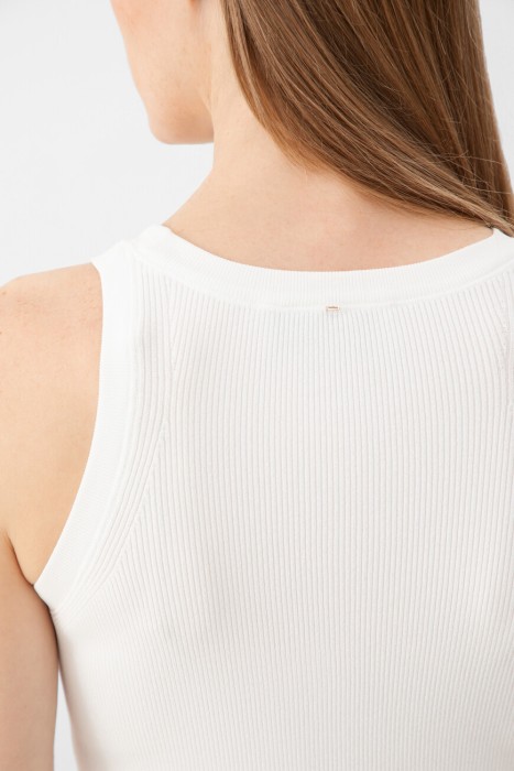 Товар белого цвета с внутренней стороны