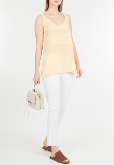 Товар желтого цвета с внутренней стороны