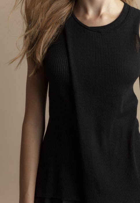 Товар черного цвета с внутренней стороны