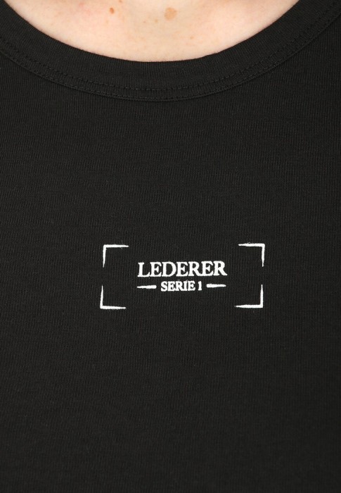 Товар черного цвета с внутренней стороны