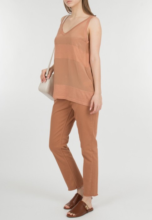 Товар коричневого цвета с внутренней стороны