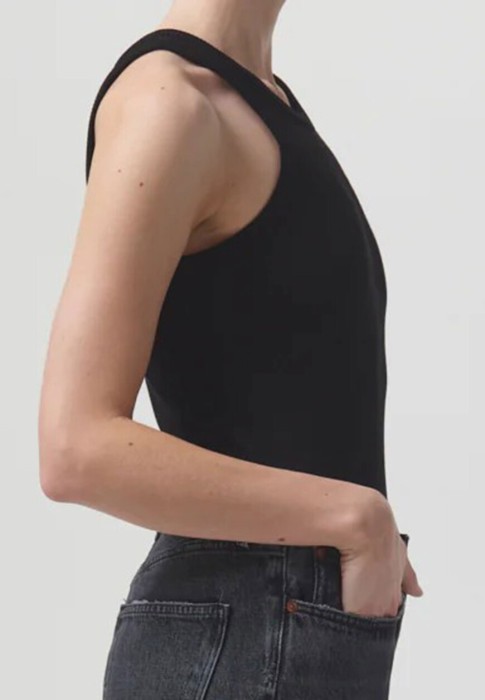 Товар черного цвета с внутренней стороны