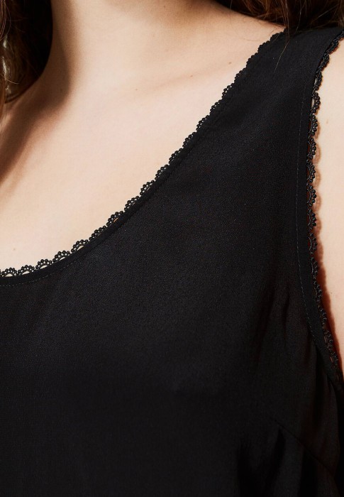 Товар черного цвета с внутренней стороны