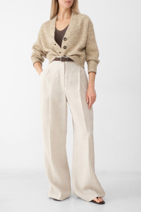 Товар коричневого цвета с внутренней стороны