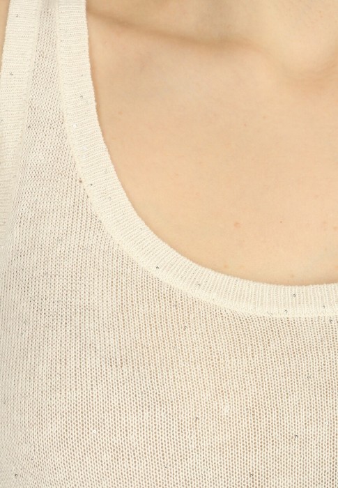 Товар белого цвета с внутренней стороны