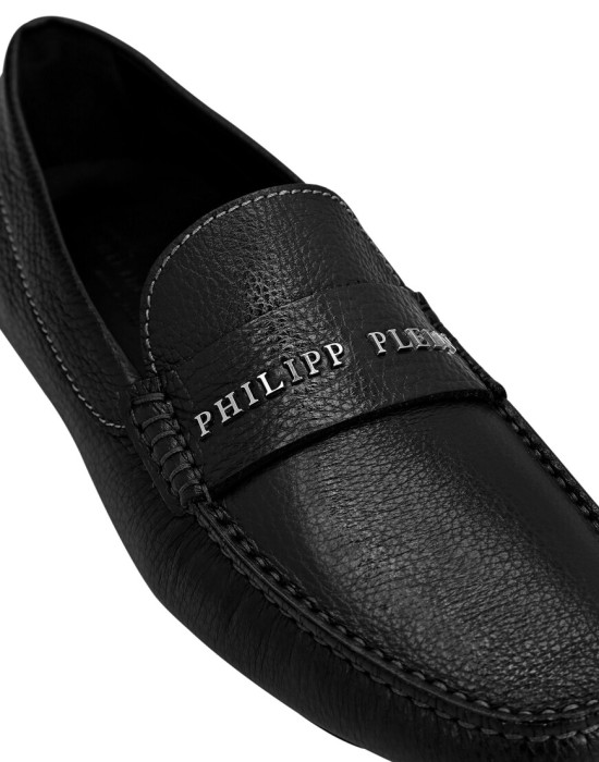 Товар черного цвета с внутренней стороны