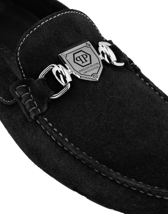 Товар черного цвета с внутренней стороны