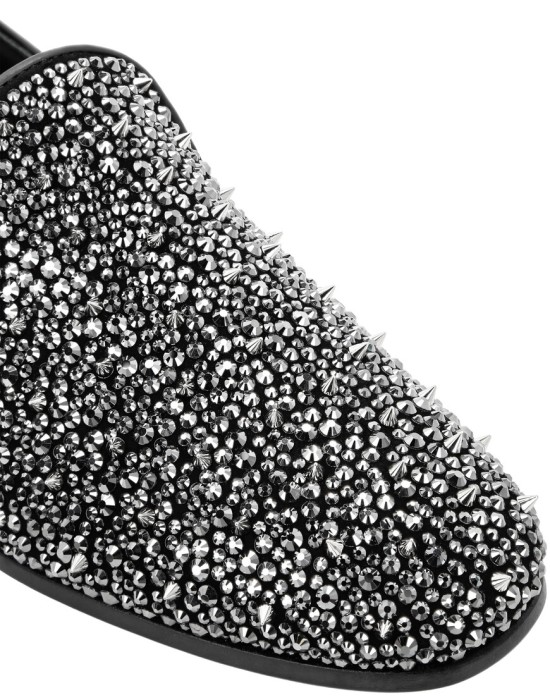 Товар черного цвета с внутренней стороны