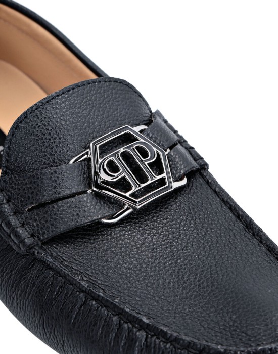 Товар черного цвета с внутренней стороны