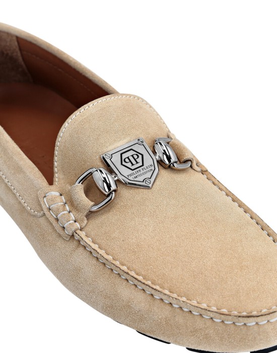 Товар бежевого цвета с внутренней стороны