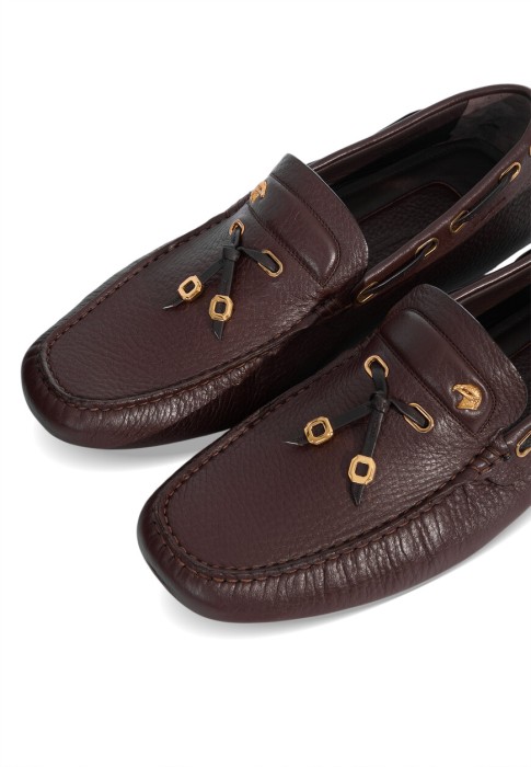 Товар коричневого цвета с внутренней стороны