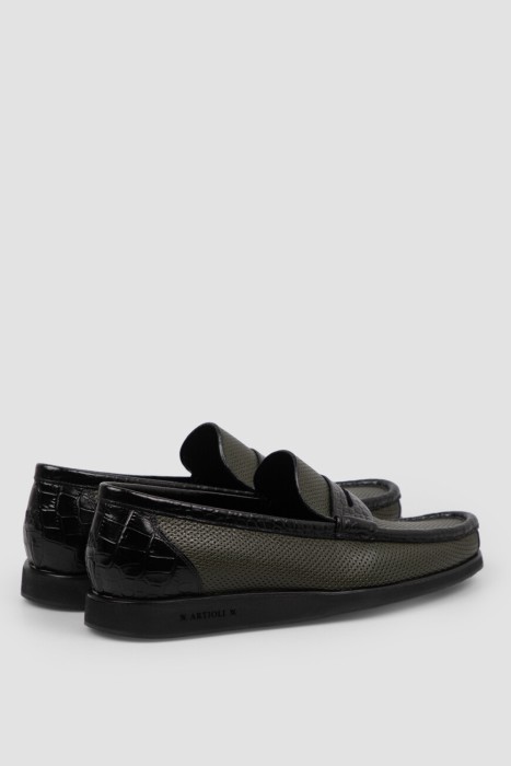 Товар зеленого цвета с внутренней стороны