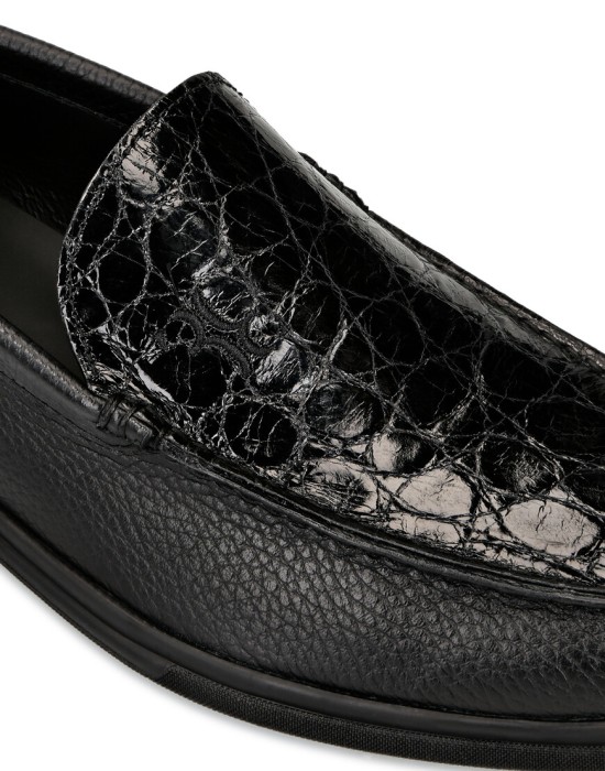 Товар черного цвета с внутренней стороны