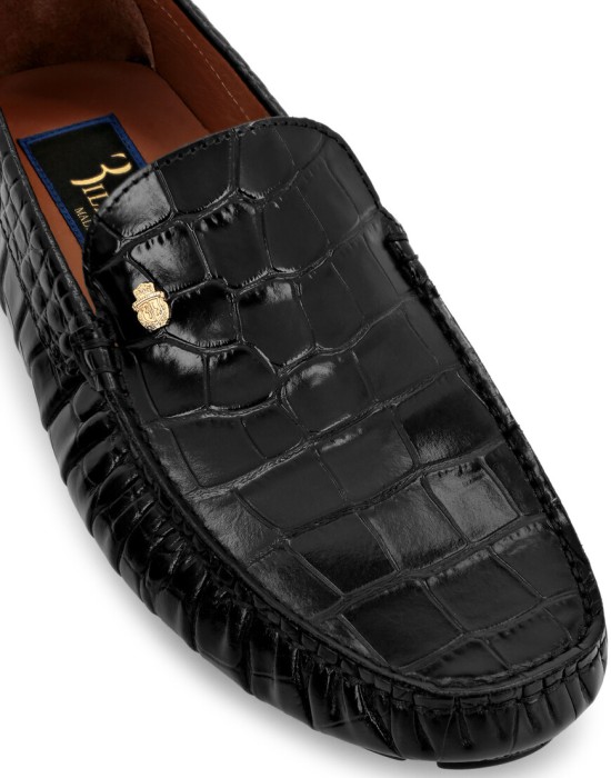 Товар черного цвета с внутренней стороны