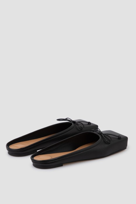 Товар черного цвета с внутренней стороны