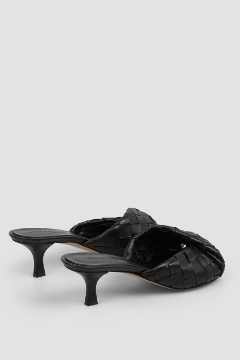 Товар черного цвета с внутренней стороны