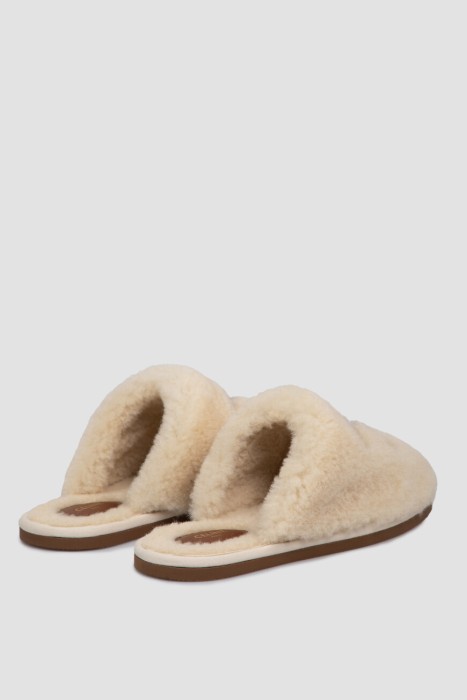 Товар бежевого цвета с внутренней стороны