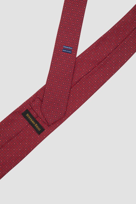 Товар красного цвета с внутренней стороны