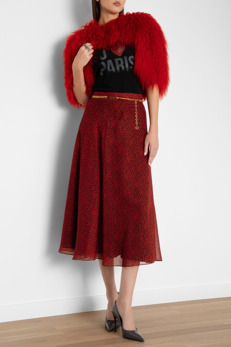 Товар красного цвета с внутренней стороны