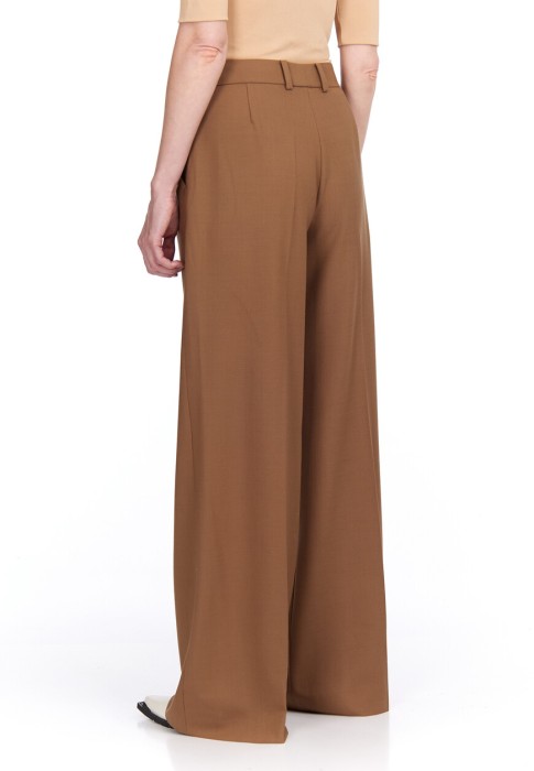 Товар бежевого цвета с внутренней стороны