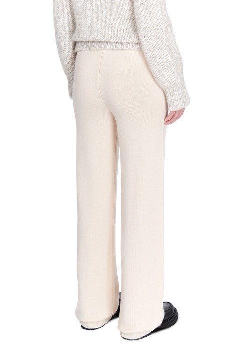 Товар бежевого цвета с внутренней стороны