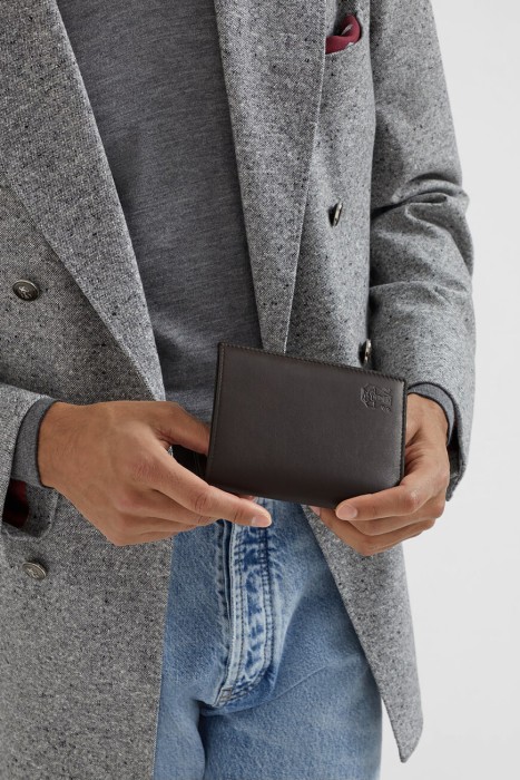 обложка для паспорта   от бренда brunello cucinelli вид слева