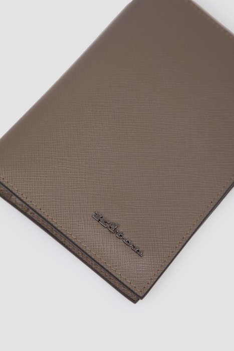 Товар хаки цвета с внутренней стороны