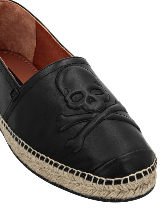 Товар черного цвета с внутренней стороны