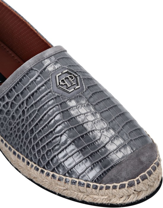 Товар серого цвета с внутренней стороны