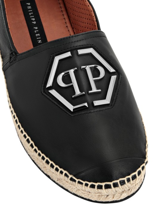 Товар черного цвета с внутренней стороны